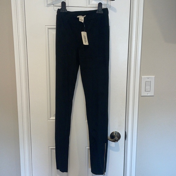 NWT F21 Black Leggings with Zipper Ankles Size S - Picture 1 of 4